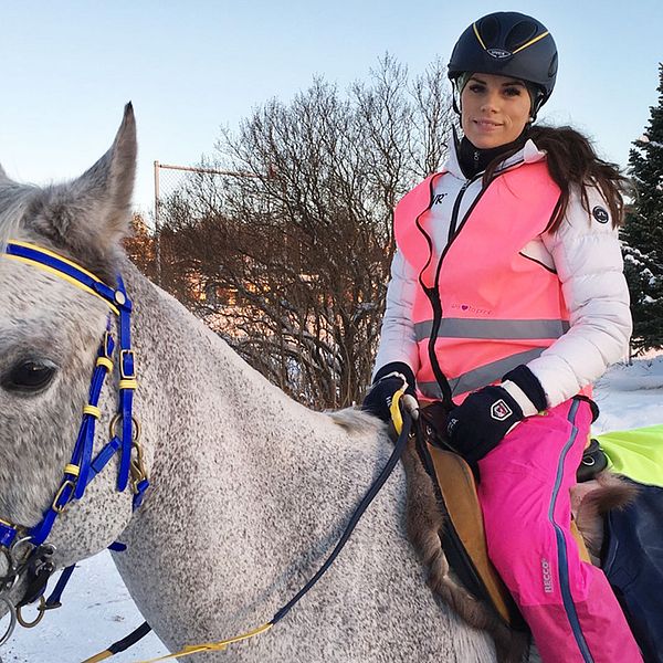 Annelie Eriksson, som är landslagsryttare och tävlar i långdistans, ska tillsammans med några vänner, rida till Örebro och samla in pengar utefter vägen till Musikhjälpen.