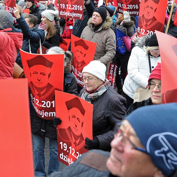 Demonstrationerna i Polen mot regeringen och dess försök att bland annat tysta medier har nu pågått i tre dagar.