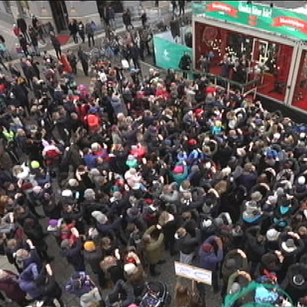 Besökare vid Musikhjälpen på Stortorget i Örebro