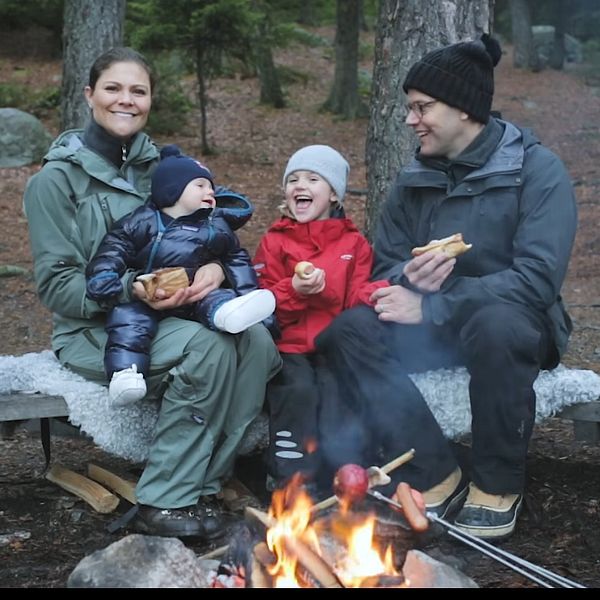 Kronprinsessfamiljen på utflykt i Tyresta.