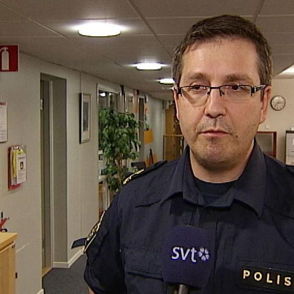 Patrik Hellberg, polisinspektör i Luleå intervjuas