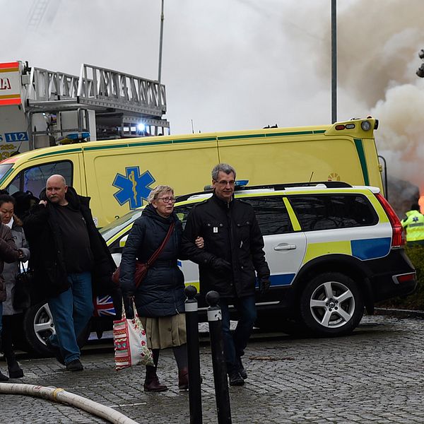 Kommunalrådet hjälper till med brandevakuering