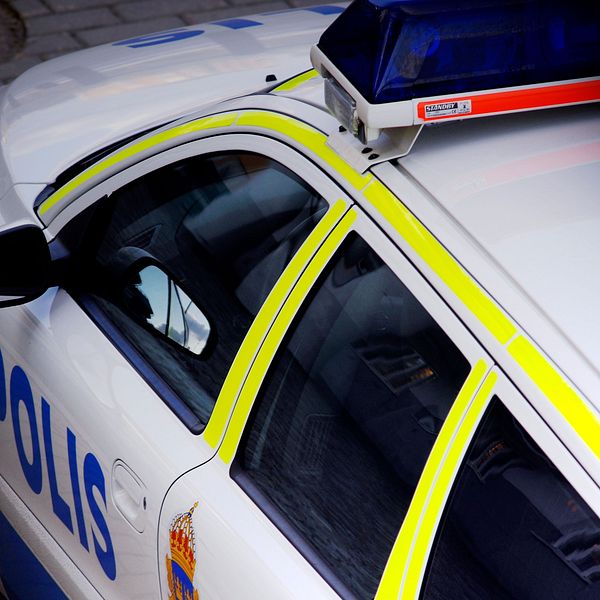 Maskerade rånare hotade till sig kontanter