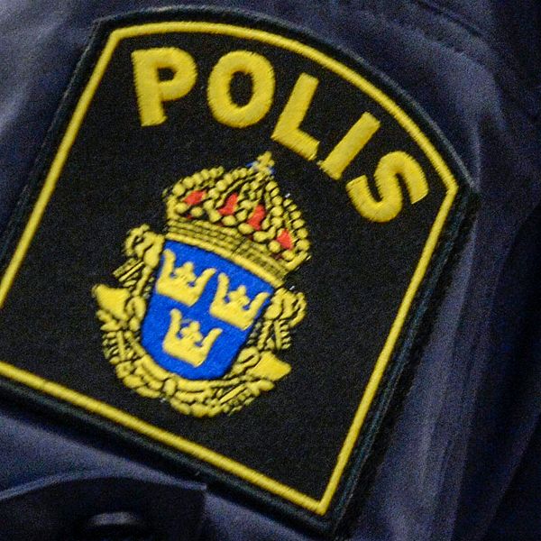 Polisemblem på en arm