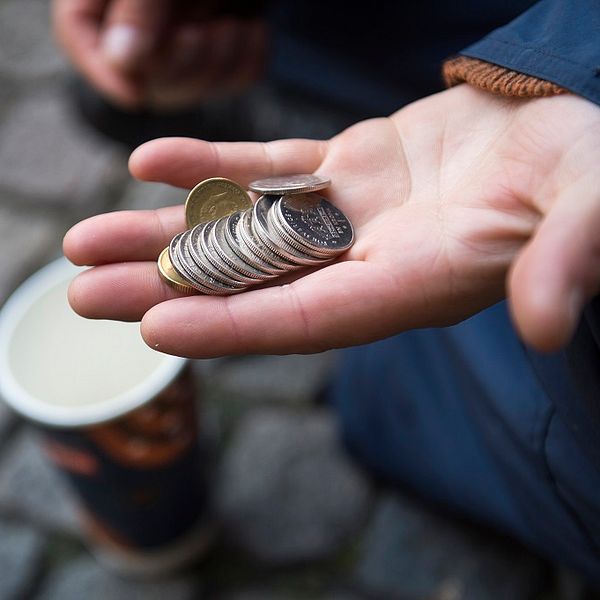 Hand som håller mynt