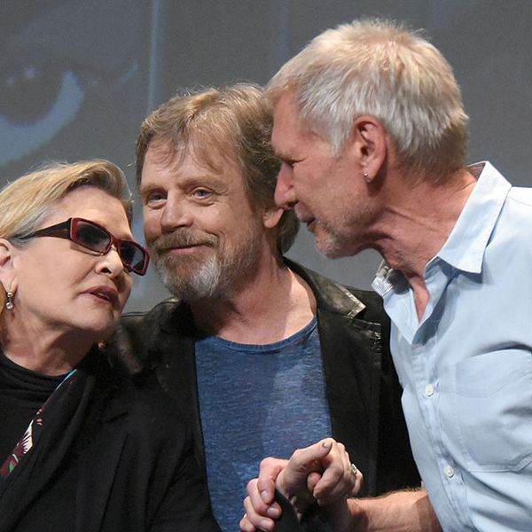 Carrie Fisher tillsammans med vapendragarna i kampen för det goda i galaxen – Mark Hamill (Luke Skywalker) och Harrison Ford (Han Solo).