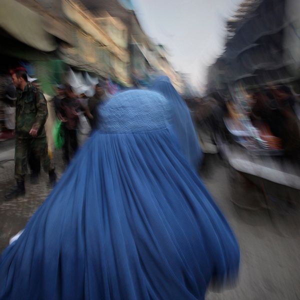 Kvinnor uppges vara förbjudna av talibanerna att gå och handla på egen hand i området kring Lati i norra Afghanistan. Här en kvinna på en marknadsplats i Kabul.