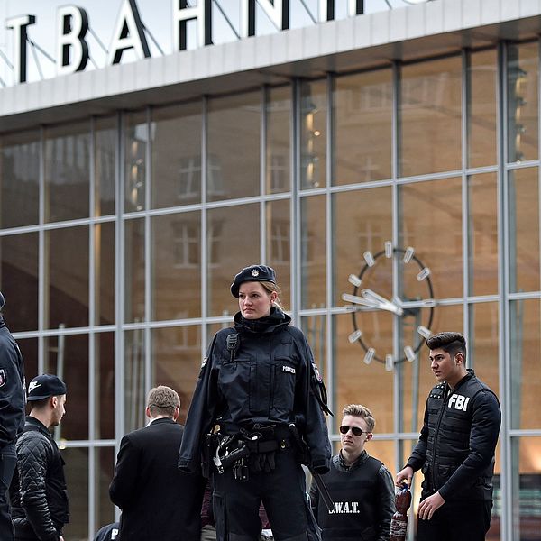 Tysk polis framför centralstationen i Köln.