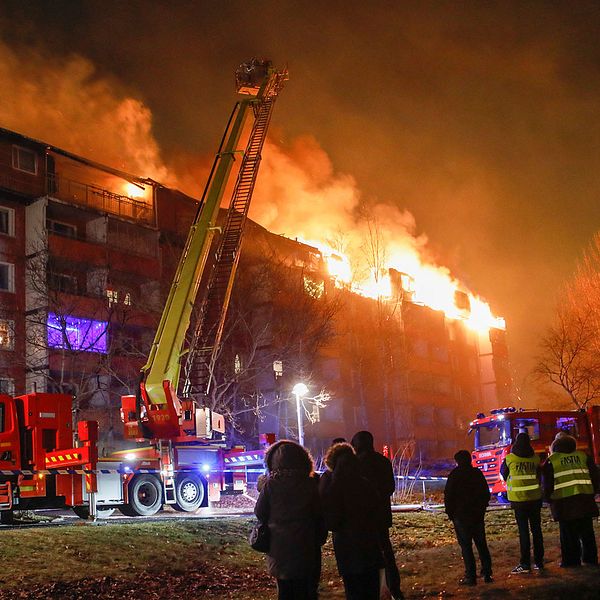 Brand i flerfamiljshus i Husby i nordvästra Stockholm