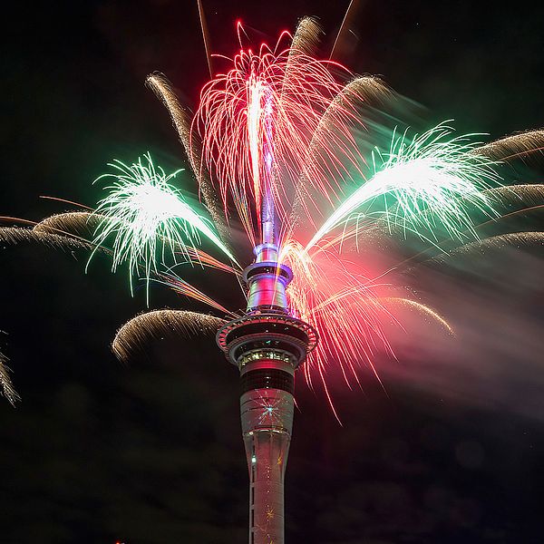 Fyrverkerier på Sky Tower i Auckland, Nya Zeeland firar in det nya året.