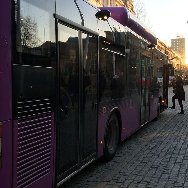 En av Länstrafikens bussar släpper på resenärer på Stortorget i Örebro.