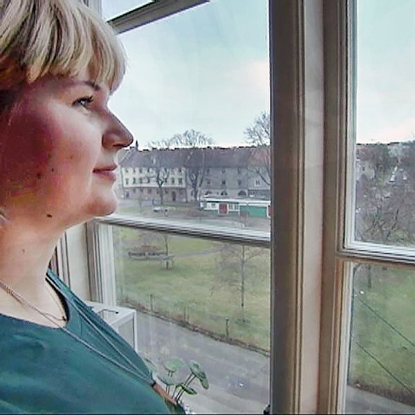 Liza Eklund tittar ut genom ett fönster.