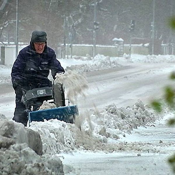 Man med snöslunga i Visby