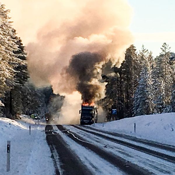 lastbil brinner explosionsrisk hedemora