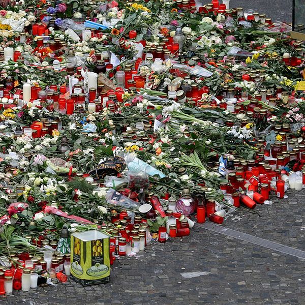 Ett hav blommor vid marknadsplatsen i Berlin där lastbilsattacken inträffade.