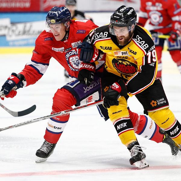 Linköpings Emil Sylvegård och Luleås Jacob Lagace under lördagens ishockeymatch i SHL mellan Linköping HC och Luleå Hockey i Saab Arena i Linköping.