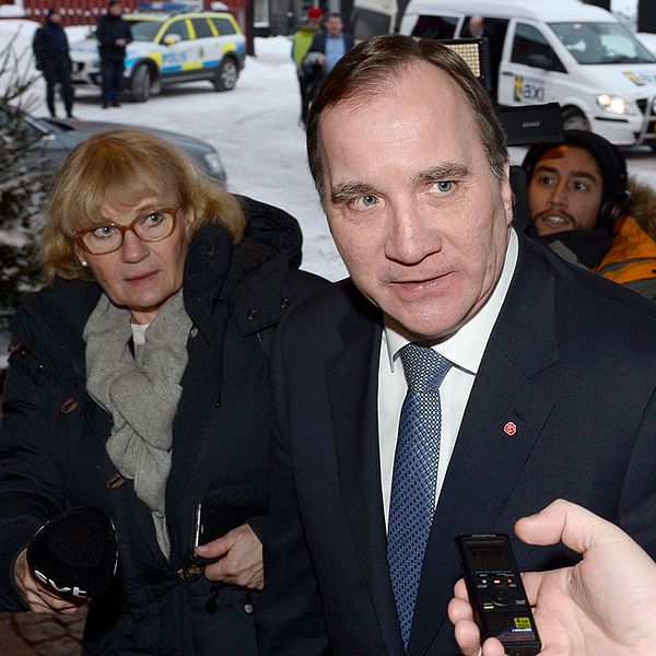 Statsminister Stefan Löfven på väg in på Folk och försvar.