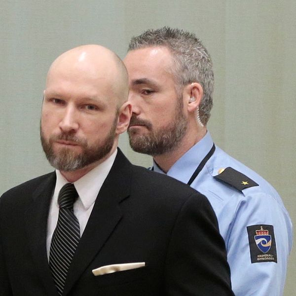 Anders Behring Breivik på väg in i gymnastiksalen på anstalten där rättegången hålls.