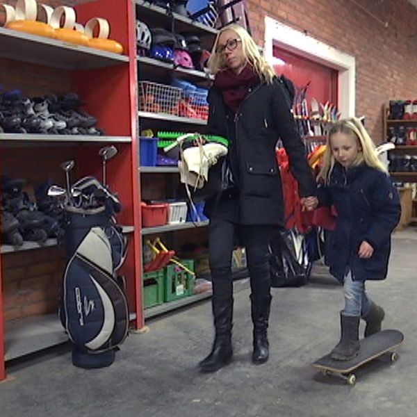 Nelly Månsson håller mamma Karins hand och åker skateboard.