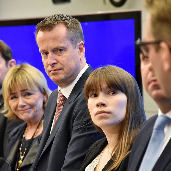 Johan Hedin (C), Beatrice Ask (M), Inrikesminister Anders Ygeman, Annika Hirvonen Falk (MP), Roger Haddad (L) och Andreas Carlson (KD)