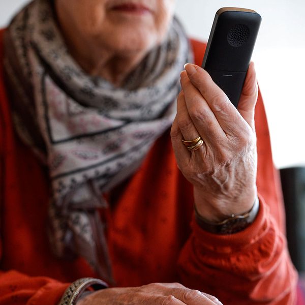 Äldre kvinna med telefon