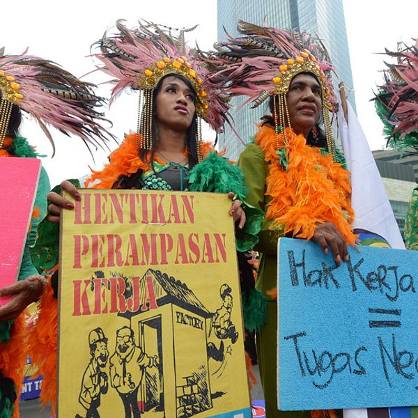 I maj firas världen runt på många sätt och av många olika deltagare. Här protesterar transvestiter och transsexuella i Indonesiens huvudstad Jakarta mot diskriminering.