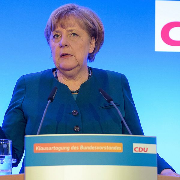 Förbundskansler Angela Merkel höll presskonferens i staden Perl-Nennig, där ledande medlemmar i hennes parti CDU var samlade till konferens på lördagen.