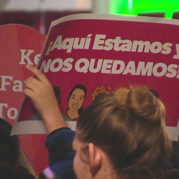 Papperslösa i USA demonstrerar. Texten på spanska betyder ”Vi är här och vi stannar”.