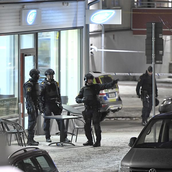 Polisen har spärrat av utanför lokalen där två personer har skjutits till döds i Rinkeby.