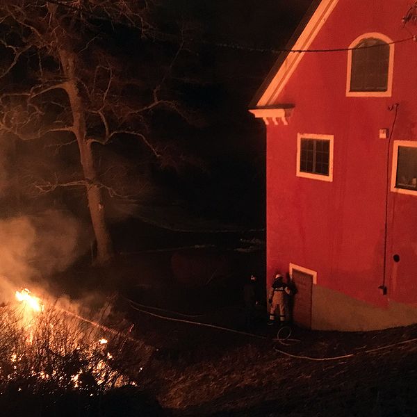 Ett byggnad vid mejeriet i Karlslund brinner. Räddningstjänsten är på plats och släcker.