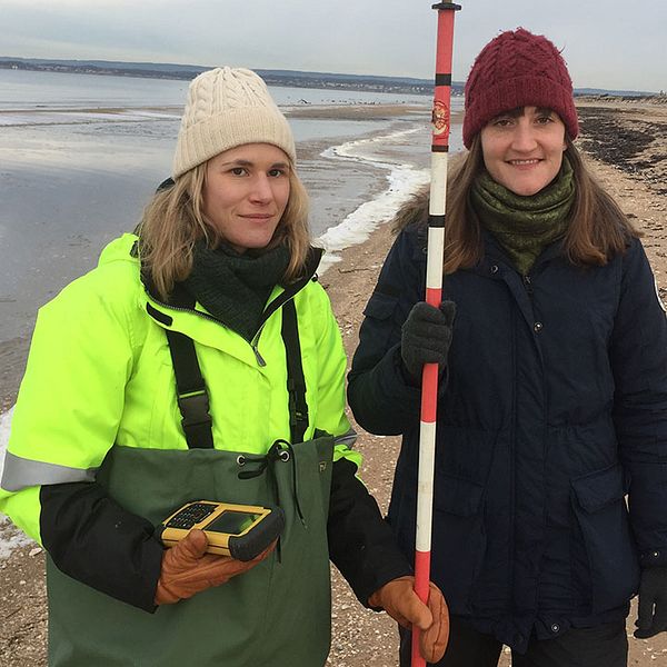 Caroline Fredriksson och Janna Lindell har bland annat gjort mätningar på marknivån med högprecisions gps.