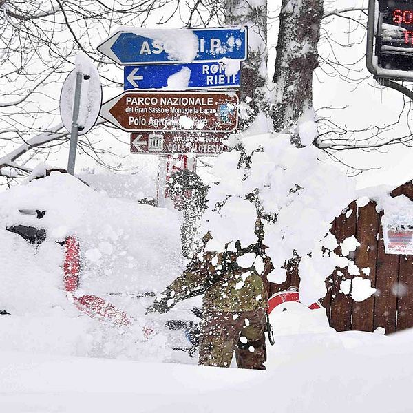 En soldat skottar snö i Amatrice, vars närområde åter drabbades av kraftiga jordskalv på onsdagen.