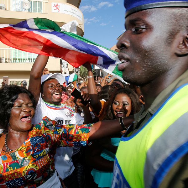 Människor firar på gatorna efter att Gambia fått en ny president.