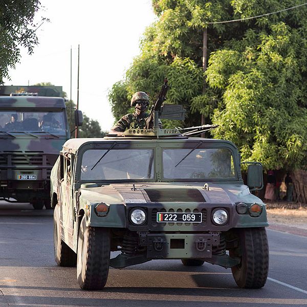 En konvoj med senegalesiska soldater rör sig mot gränsen till Gambia.