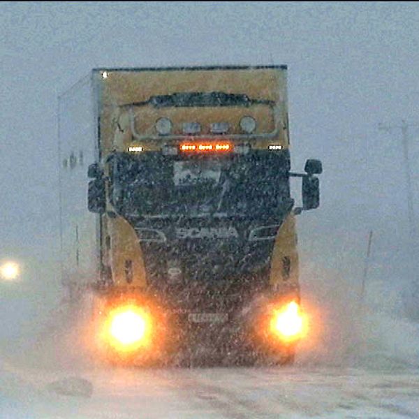 lastbil i snöoväder, snöstorm