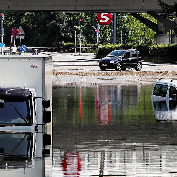Bilar fastnade i vattenmassor efter omfattande regn i Köpenhamn 2011