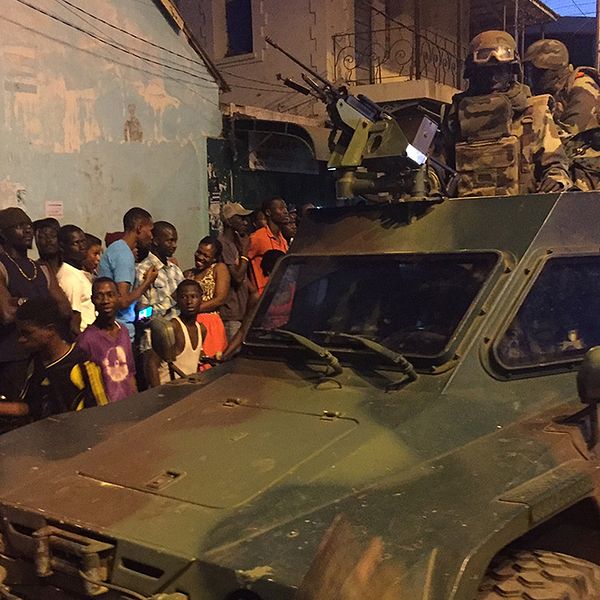 Senegalesiska trupper övervakar säkerheten i Gambia.