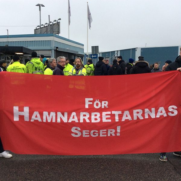 Hamnarbetarna i Göteborg strejkar.