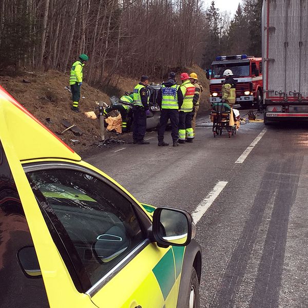 Allvarlig trafikolycka mellan en lastbil och personbil på riksväg 51.