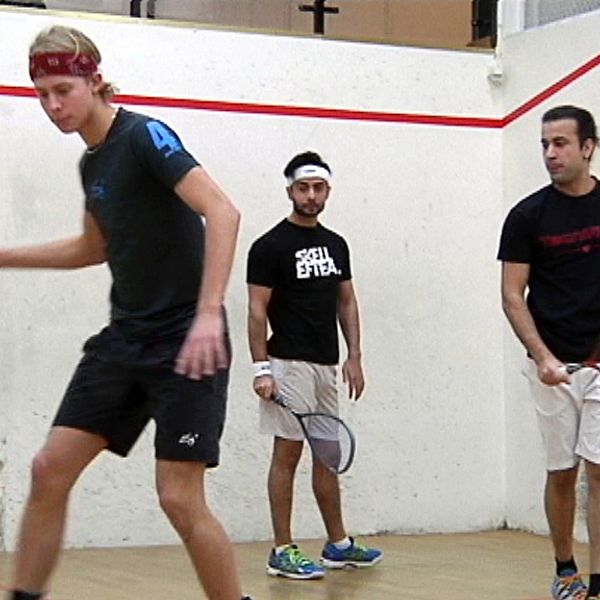 tre killar i squashhall