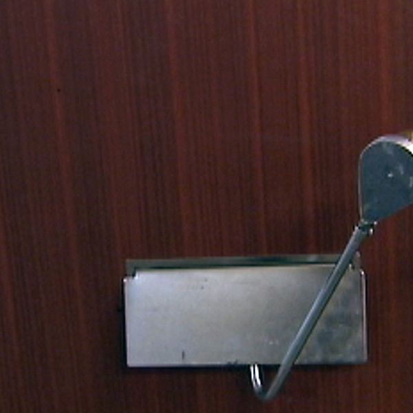 En så kallad låsslunga används för att ta sig in i en lägenhet.