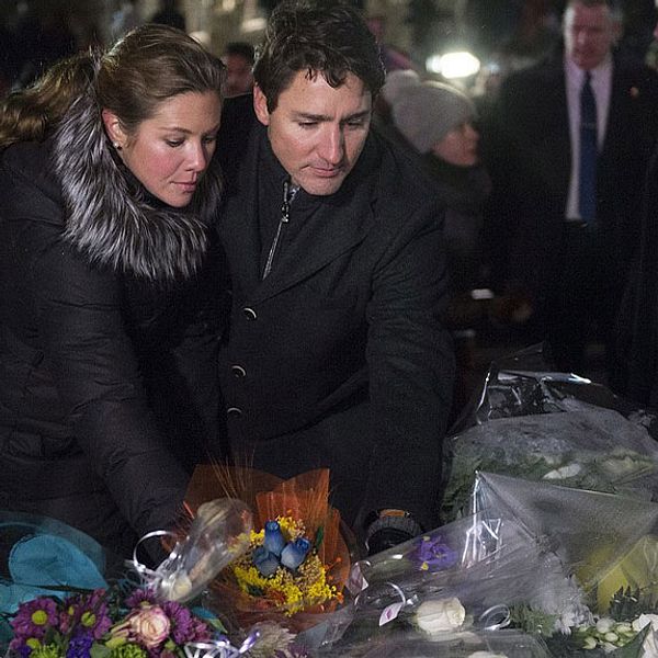 Premiärminister Justin Trudeau tillsammans med hustrun Sophie lägger ned blommor under en minnesstund i Québec.