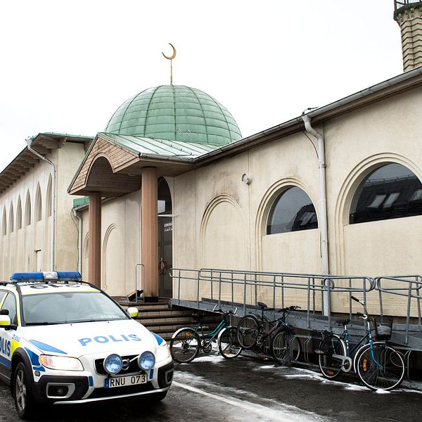 Polisbil parkerad utanför Uppsala moské.