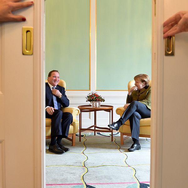 Löfven och Merkel i stolar