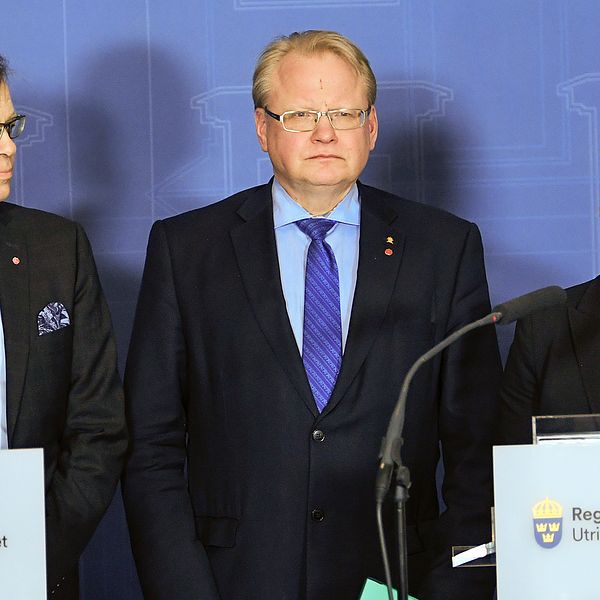 Per-Ola Mattsson (S), kommunstyrelsens ordförande i Karlshamn, försvarsminister Peter Hultqvist (S), utrikesminister Margot Wallström (S)