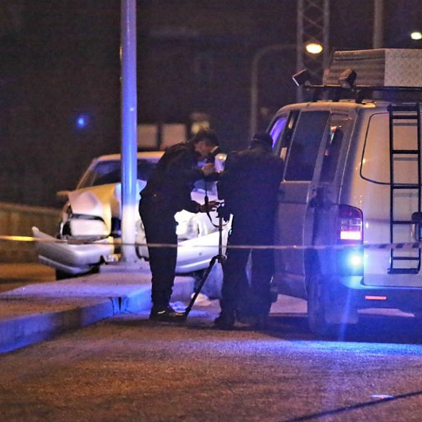 Polisen har fått in larm om skottlossning i Skärholmen i södra Stockholm. Två personer har hittats skadade på platsen.