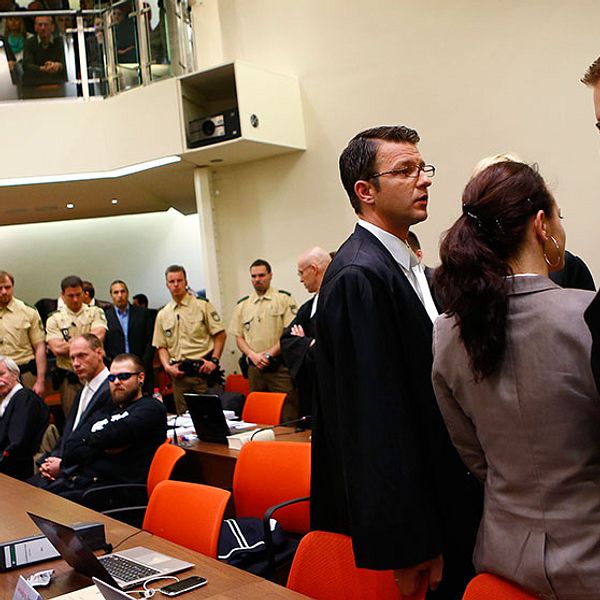 Den huvudåtalade, Beate Zscäpe, vänder sig bort från medier under rättegången.