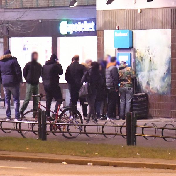 Långa köer på Bankomaten vid Södervärn.