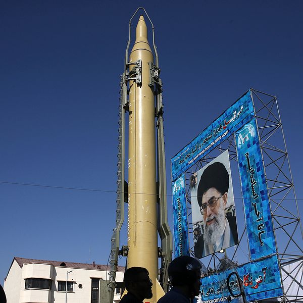 En A Ghadr-F missil visas upp bredvid ett porträtt av Irans ledare Ayatollah Ali Khamenei i Teheran i september förra året.
