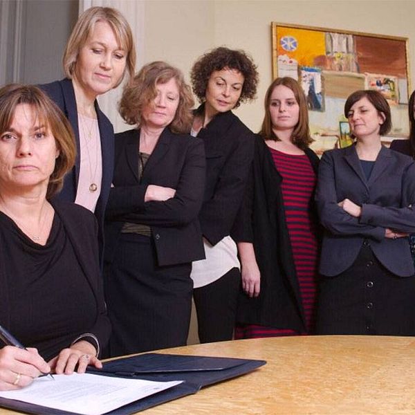 Isabella Lövin signerar förslag till ny klimatavtal i en bild som tydligt ger en känga till Trumps undertecknande av finansieringsstopp till abortorganisationer.
